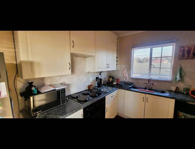 2 BEDROOM TOWNHOUSE FOR SALE IN ROOIHUISKRAAL NORTH